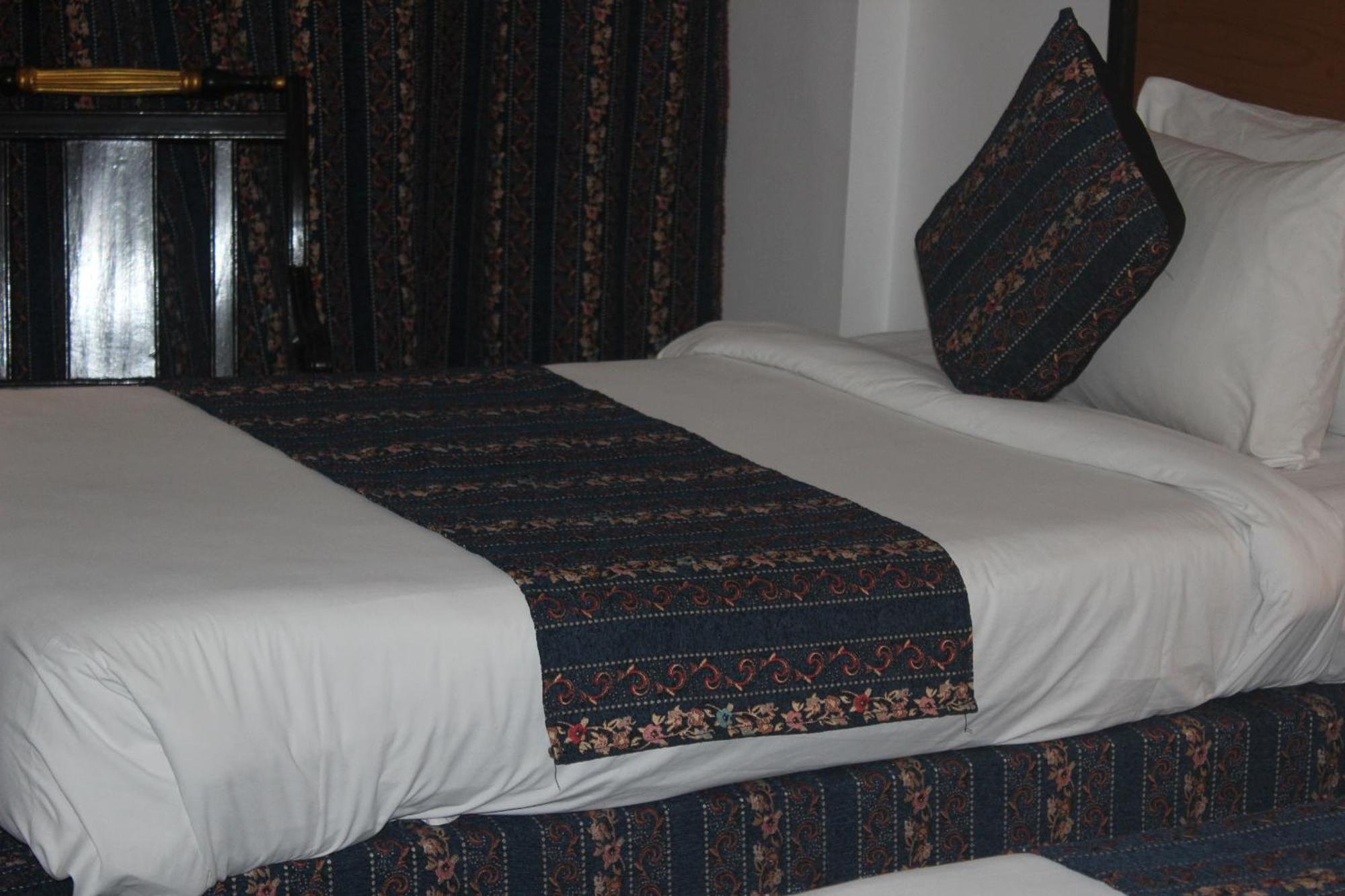 Hotel Mehran Karachi Bagian luar foto