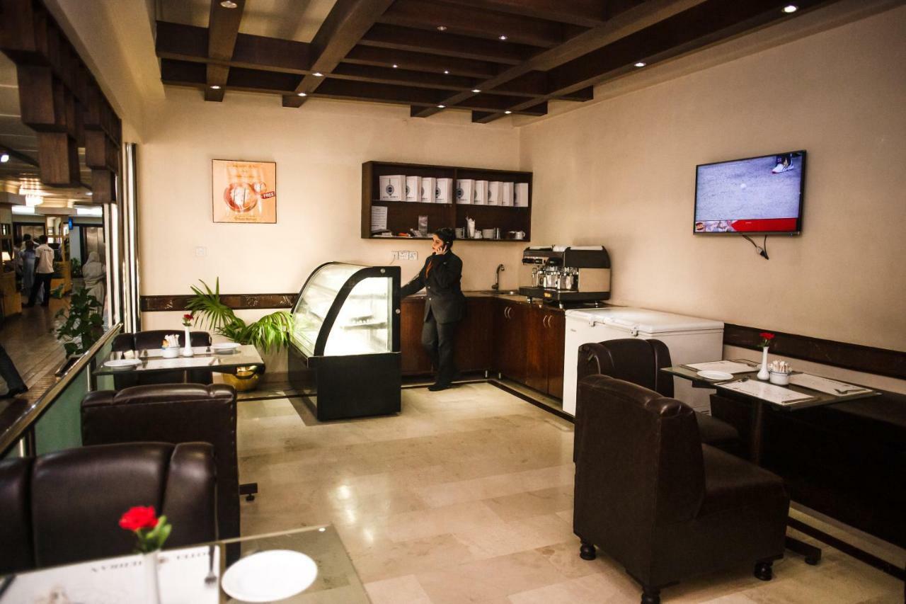 Hotel Mehran Karachi Bagian luar foto