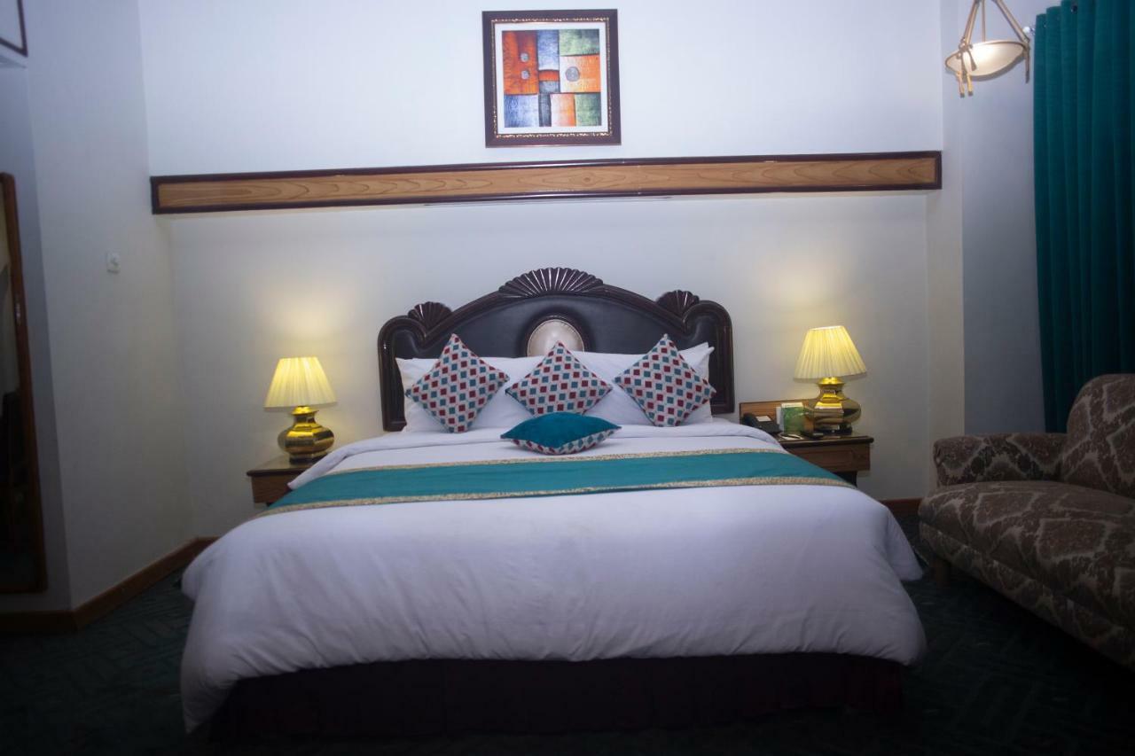 Hotel Mehran Karachi Bagian luar foto